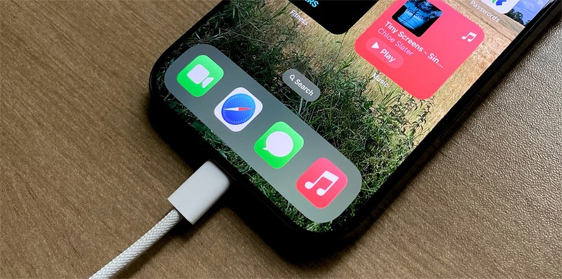 iPhone 16 Pro Max Charging